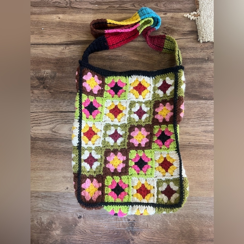 Crocheted ladies tote very good condition colorful lined with Velcro fasten - Picture 5 of 9